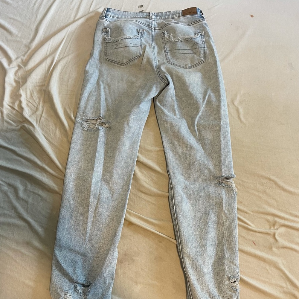Cutest light wash jeans AE